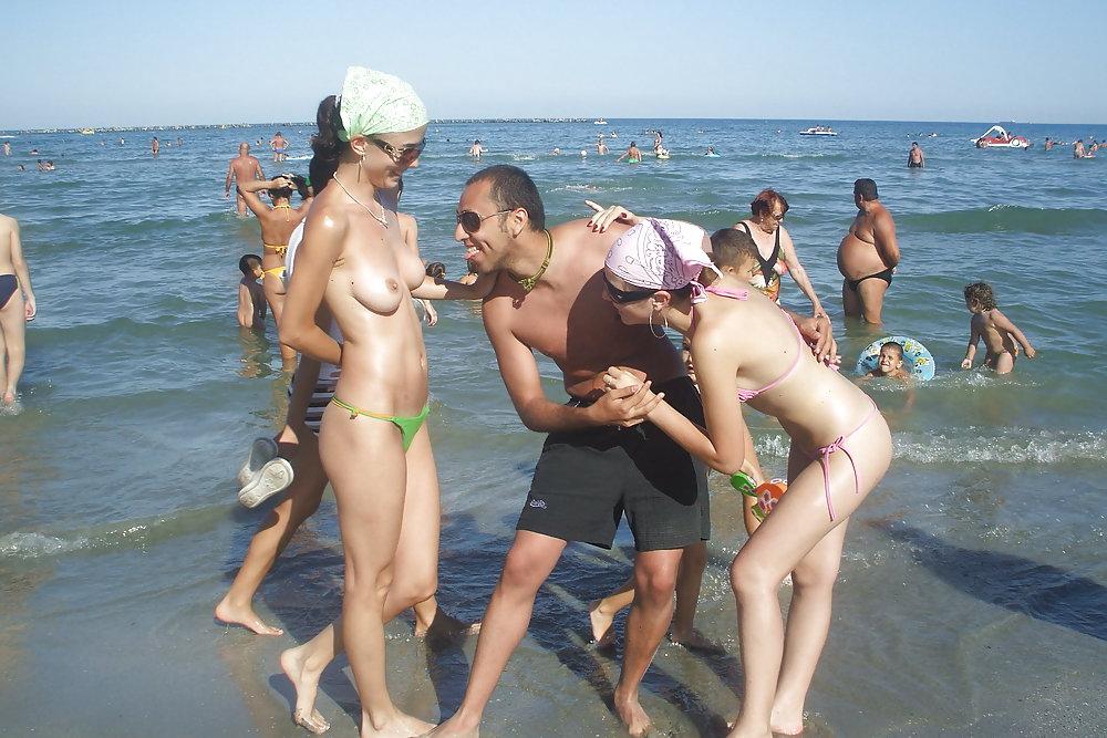10P Topless at Beach
