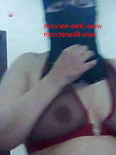 6P Arab niqab woman