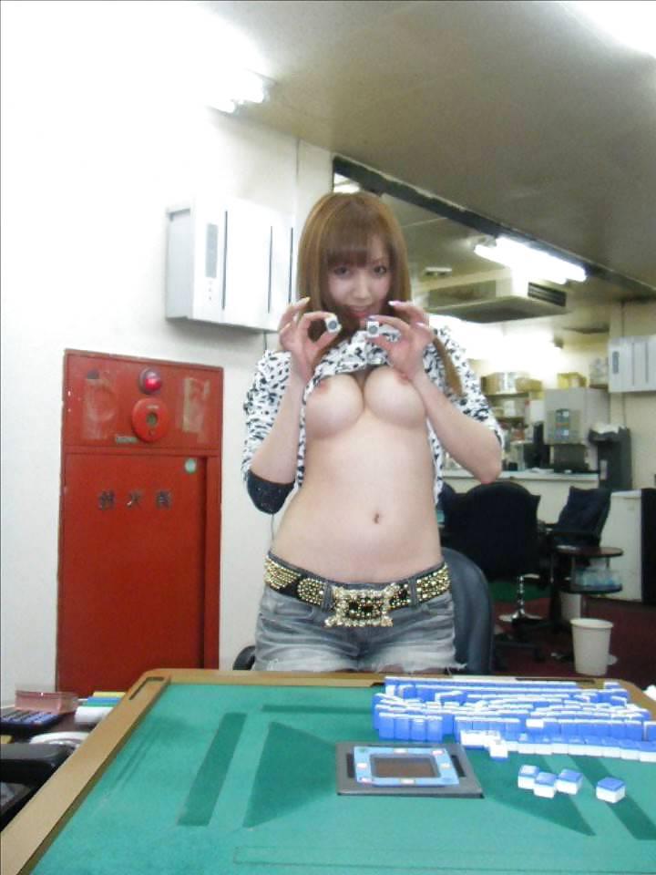 25P Japanese College Girl Flashing 