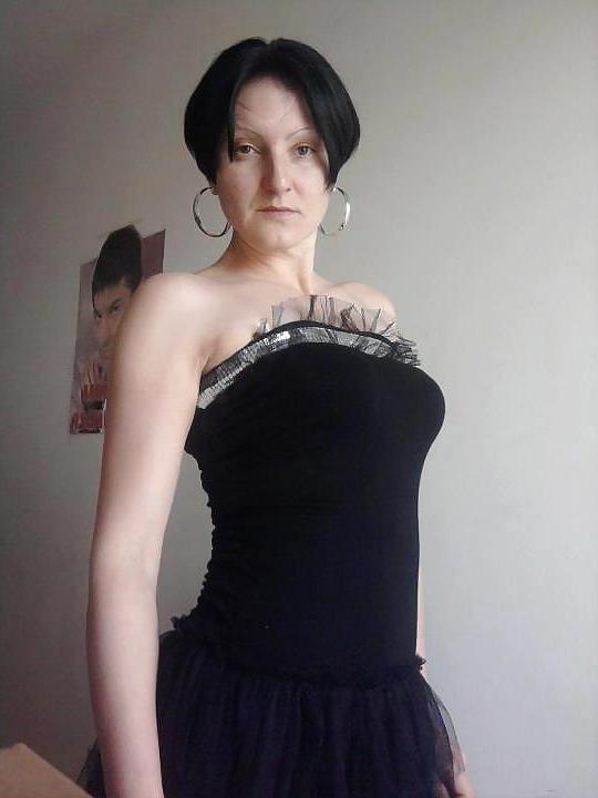 23P Serbian woman Petra 30+