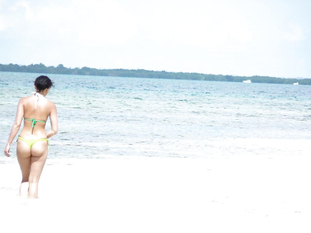 6P GIRLS ON THE GUADELOUPE BEACH