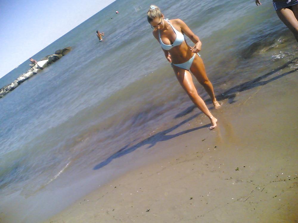 25P Perfect round ass tourist on beach (topless too)
