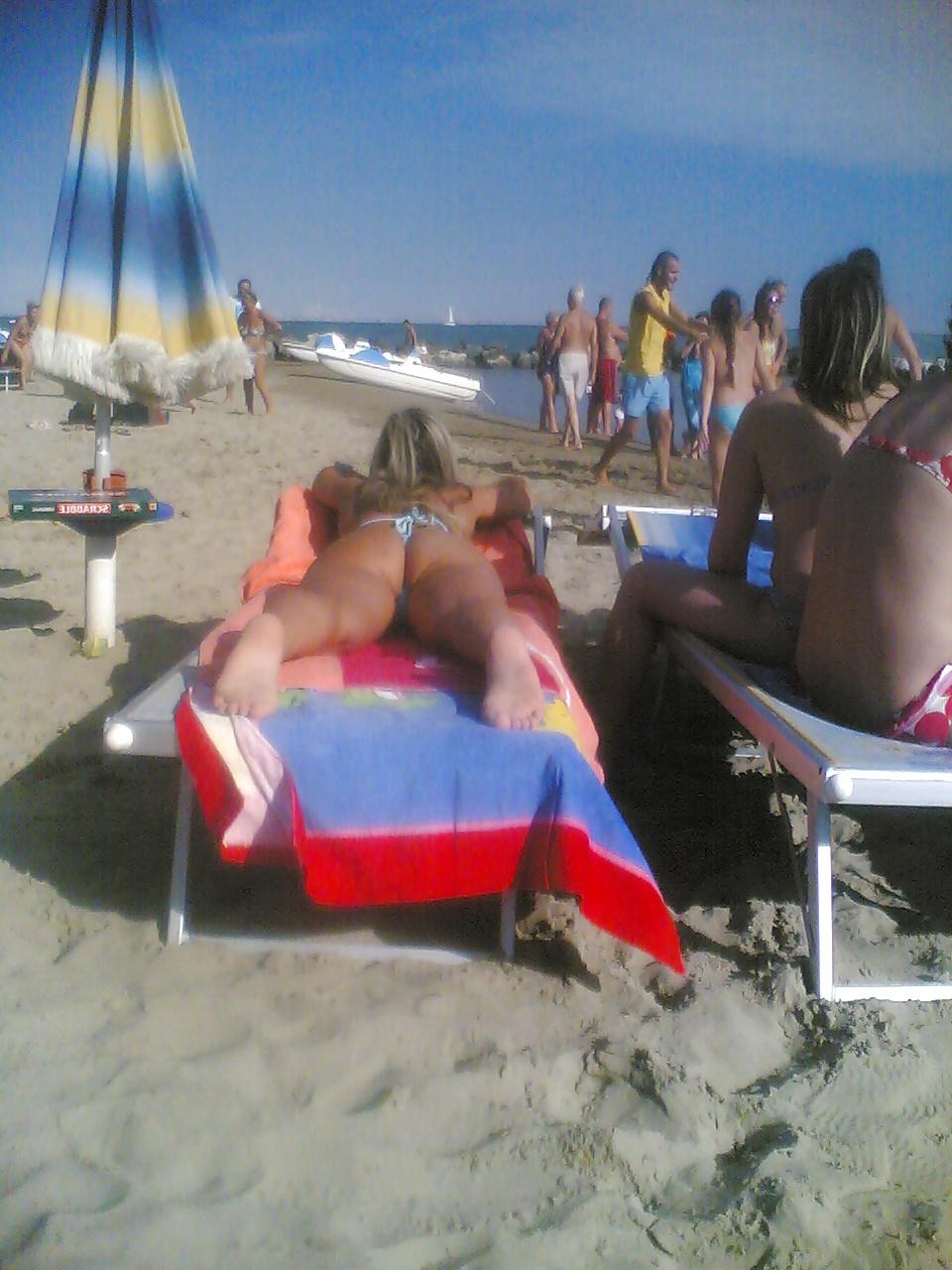 25P Perfect round ass tourist on beach (topless too)