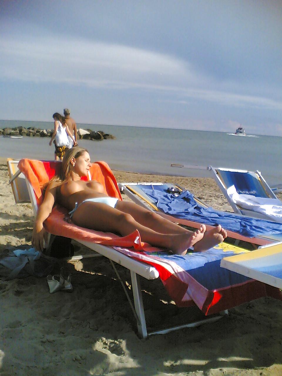25P Perfect round ass tourist on beach (topless too)
