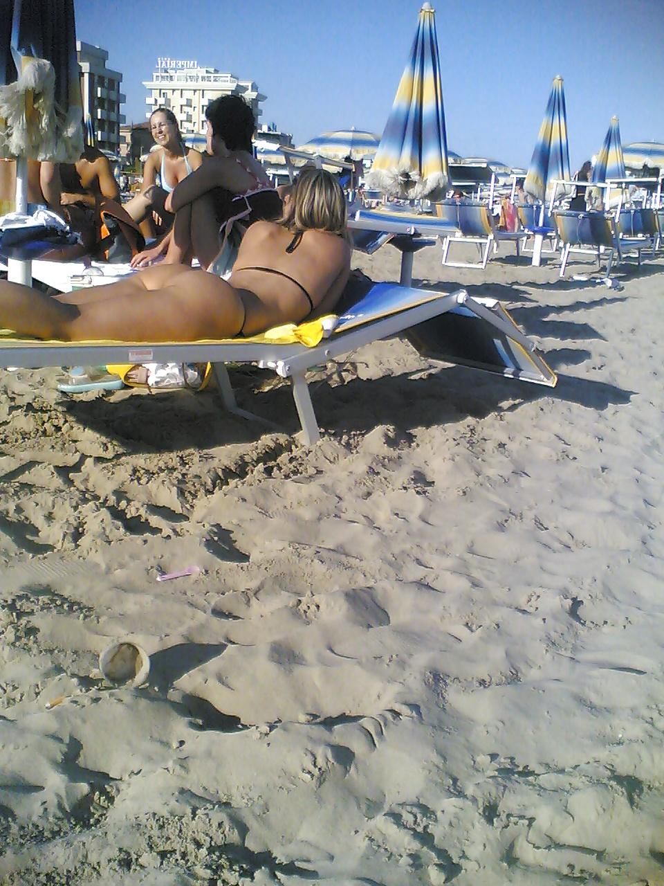 25P Perfect round ass tourist on beach (topless too)