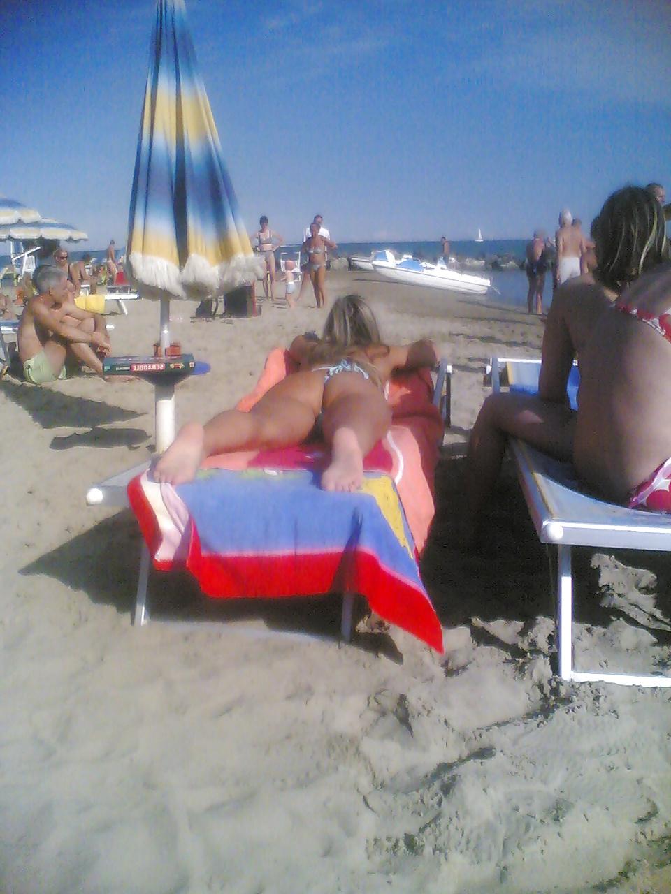 25P Perfect round ass tourist on beach (topless too)
