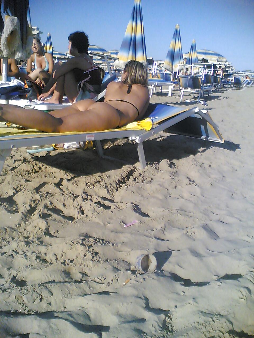 25P Perfect round ass tourist on beach (topless too)