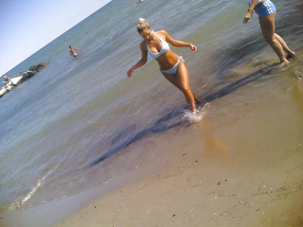 25P Perfect round ass tourist on beach (topless too)