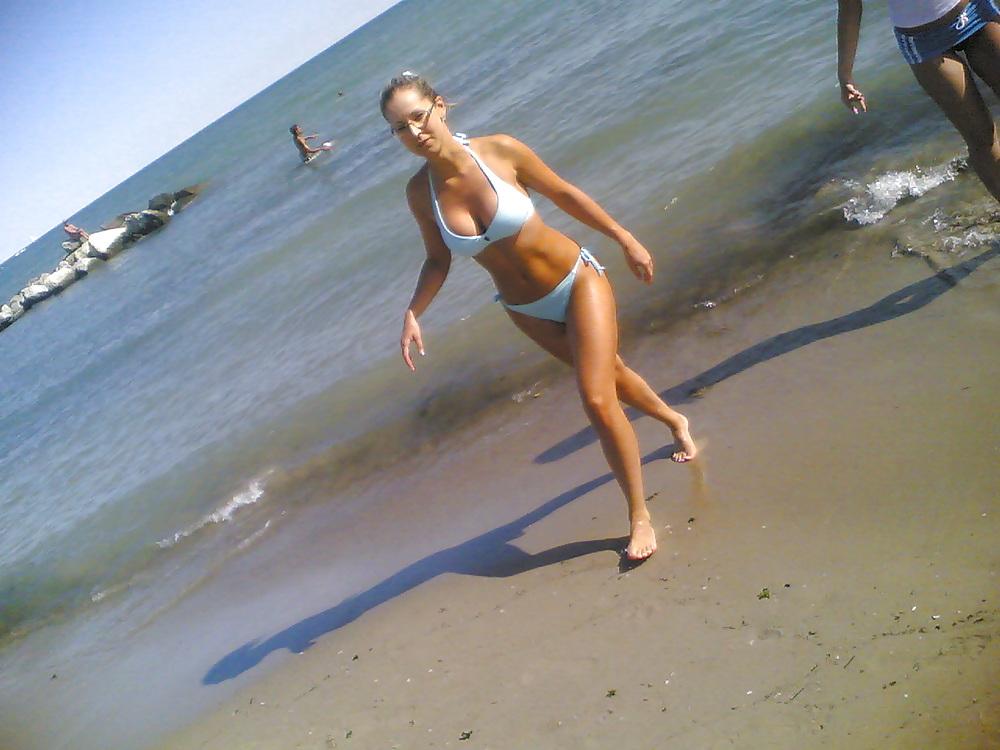 25P Perfect round ass tourist on beach (topless too)
