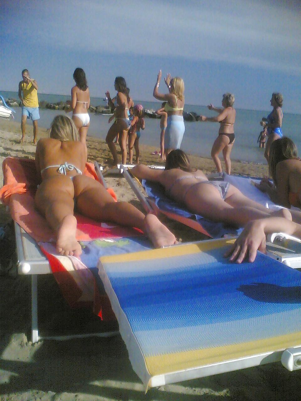 25P Perfect round ass tourist on beach (topless too)