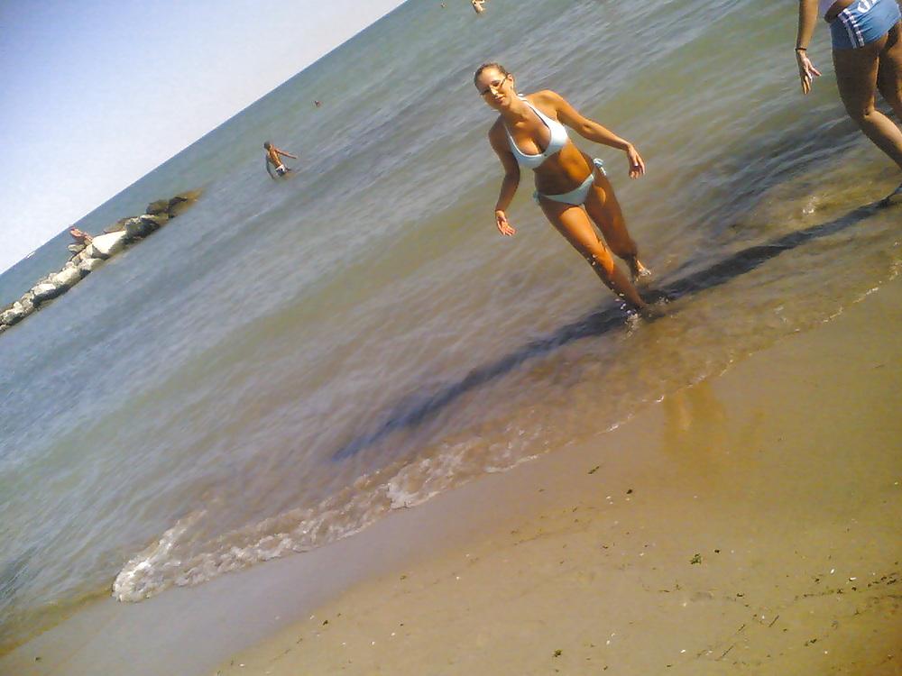 25P Perfect round ass tourist on beach (topless too)
