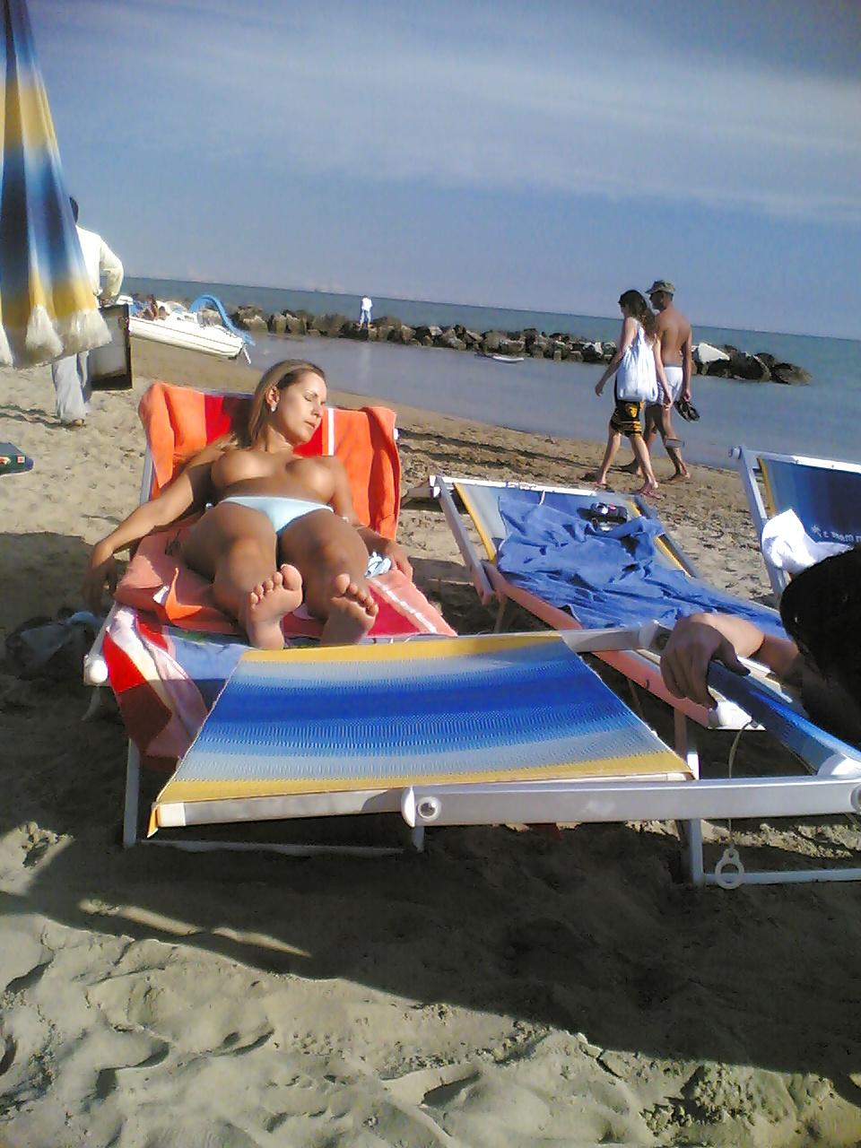 25P Perfect round ass tourist on beach (topless too)