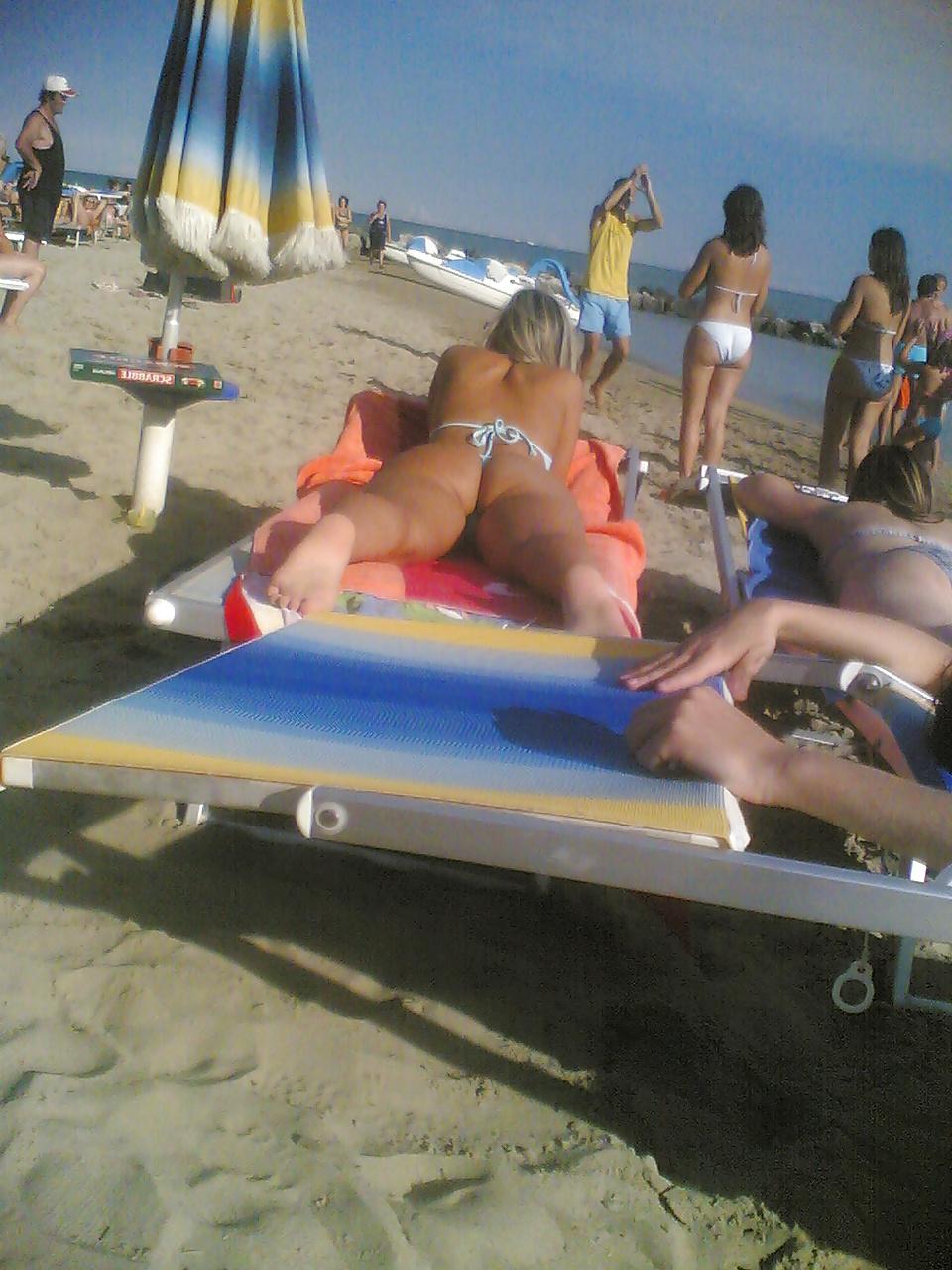 25P Perfect round ass tourist on beach (topless too)