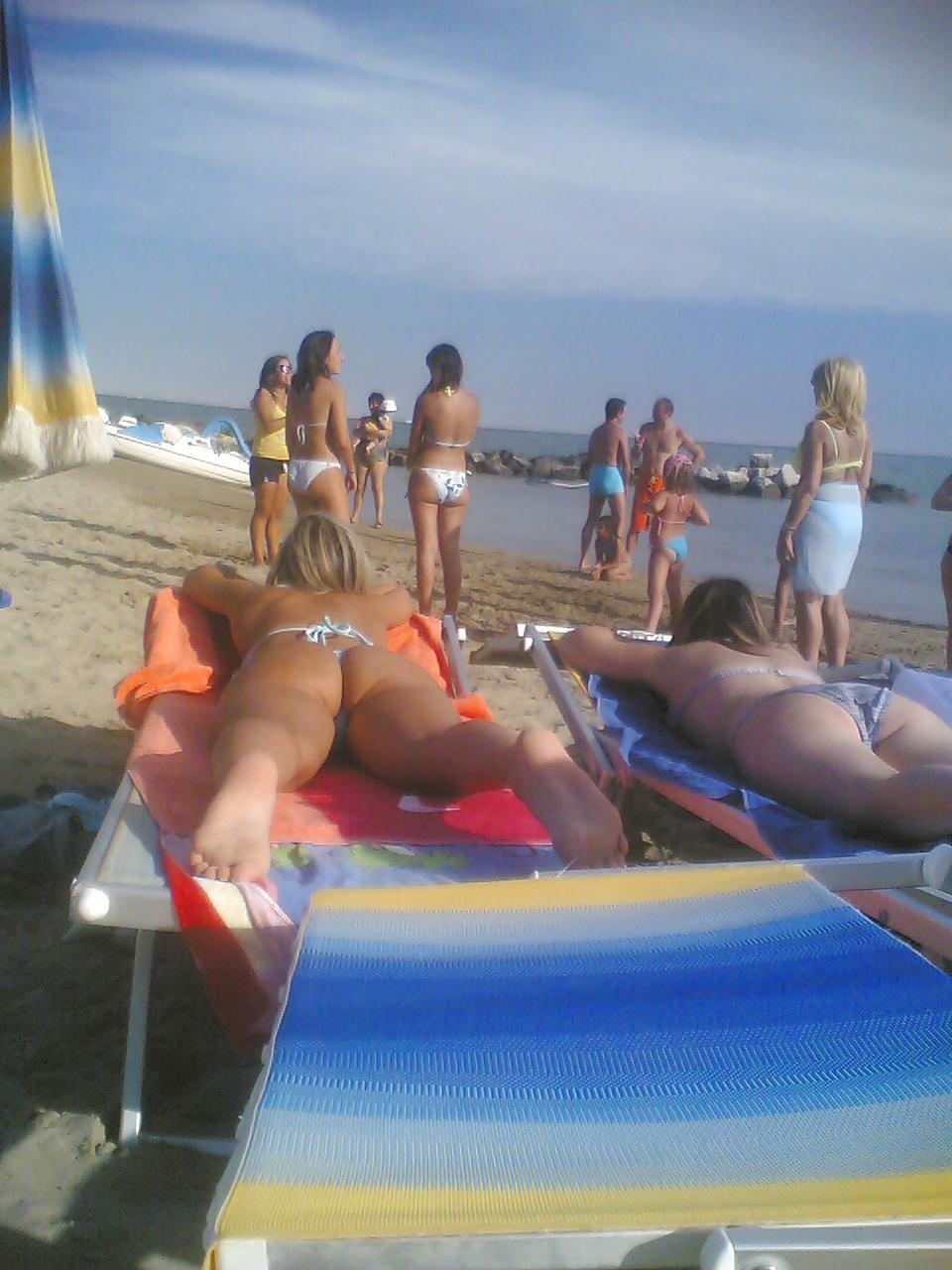 25P Perfect round ass tourist on beach (topless too)