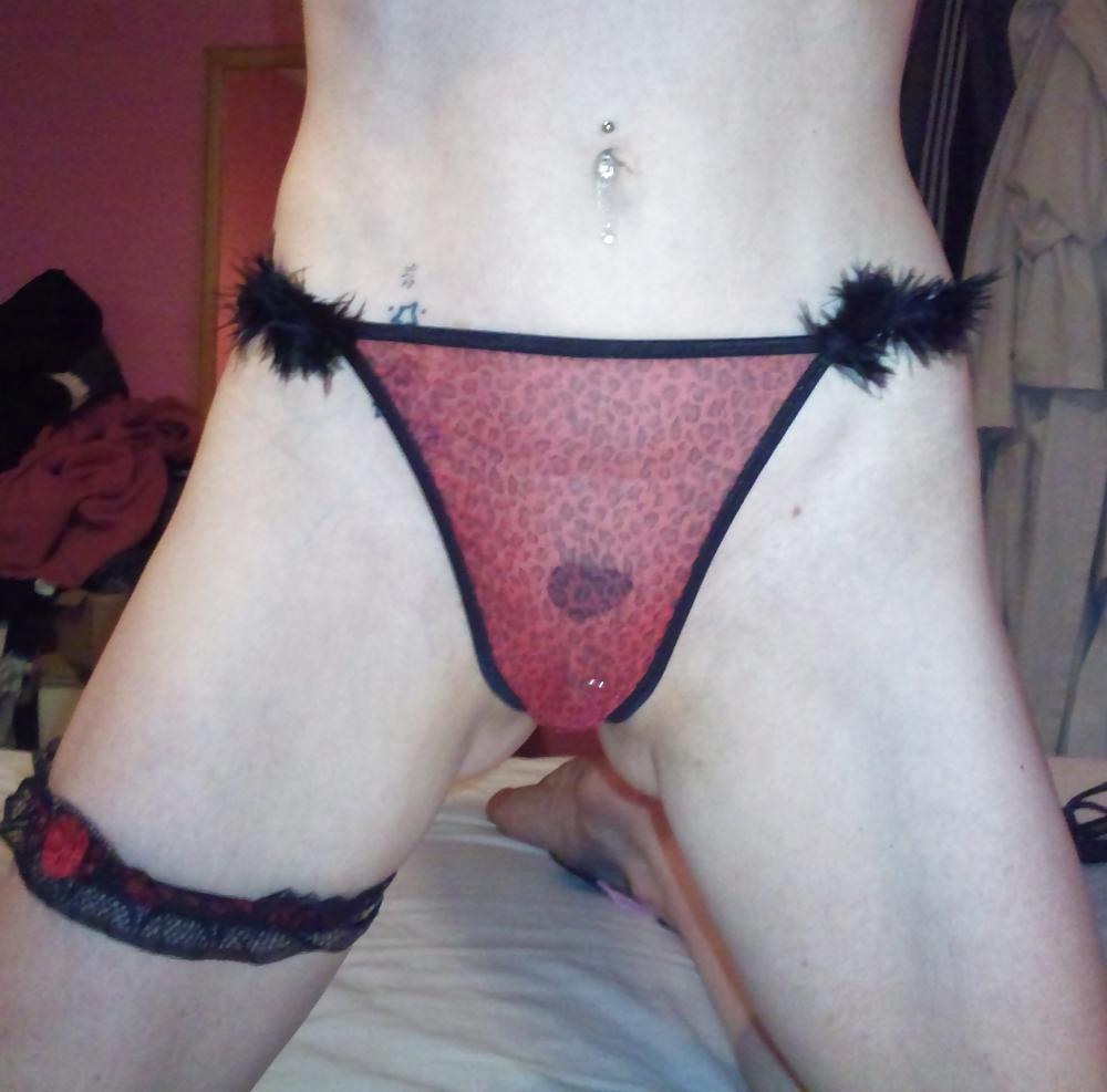 7P Red fluffy pants
