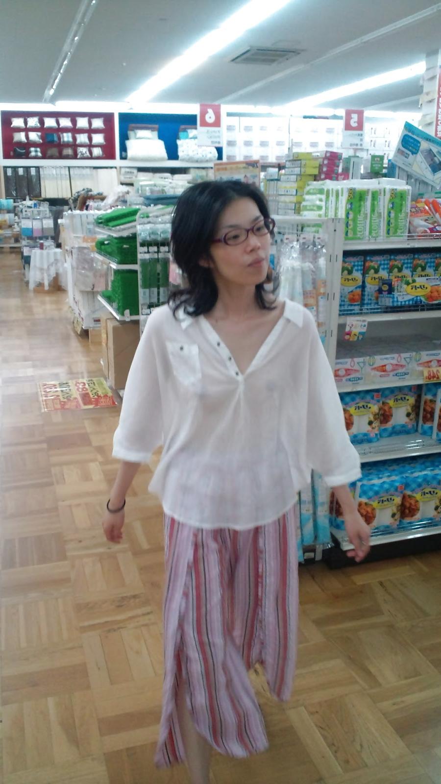 25P Japanese office girl flashing