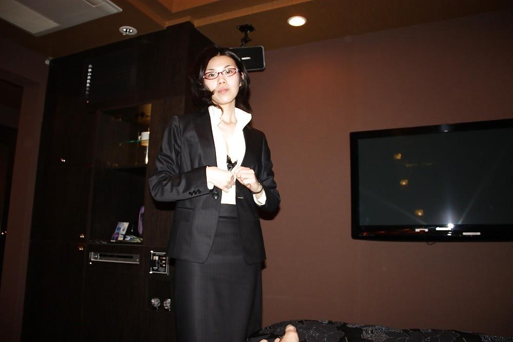 25P Japanese office girl flashing