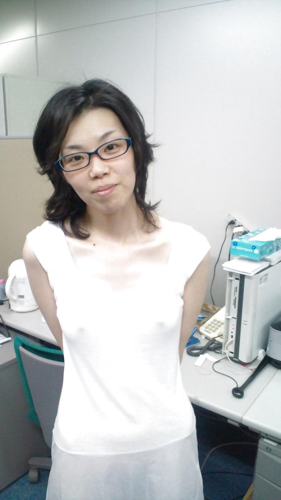 25P Japanese office girl flashing
