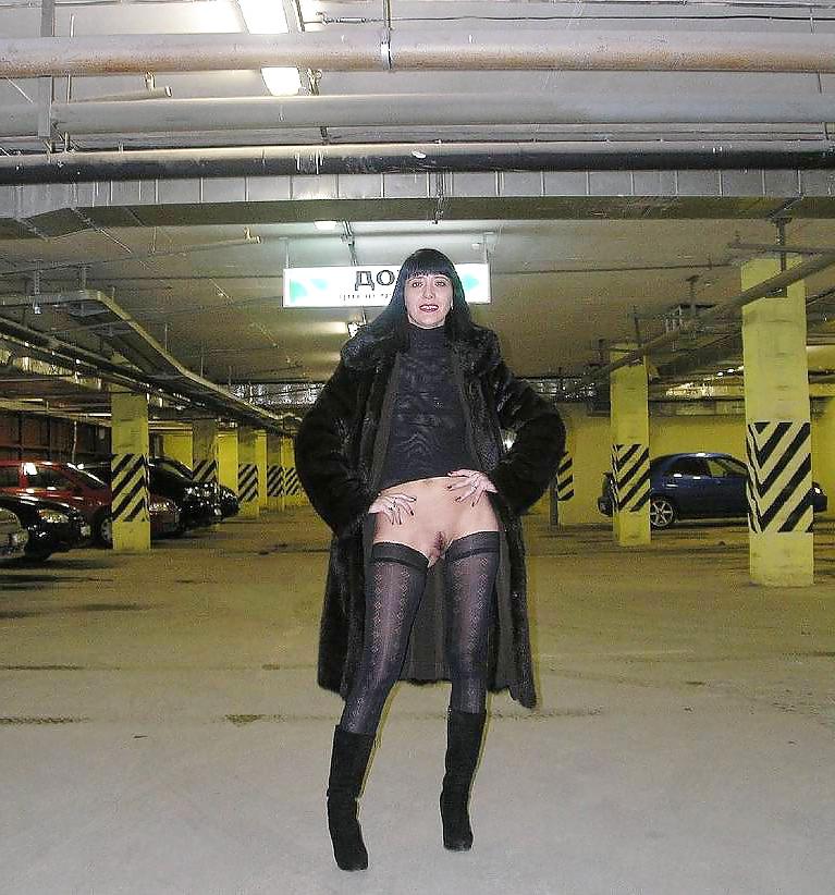 18P Brunette Flashing Babes