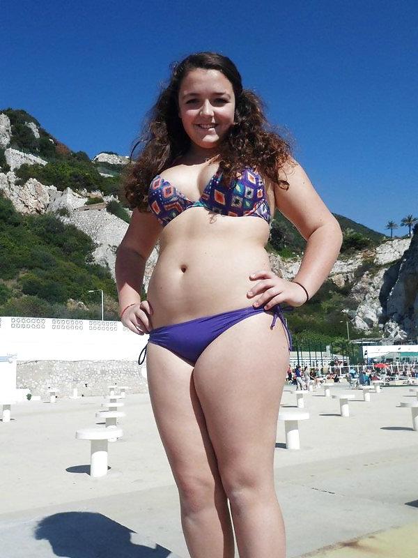 10P Chubby beach babes