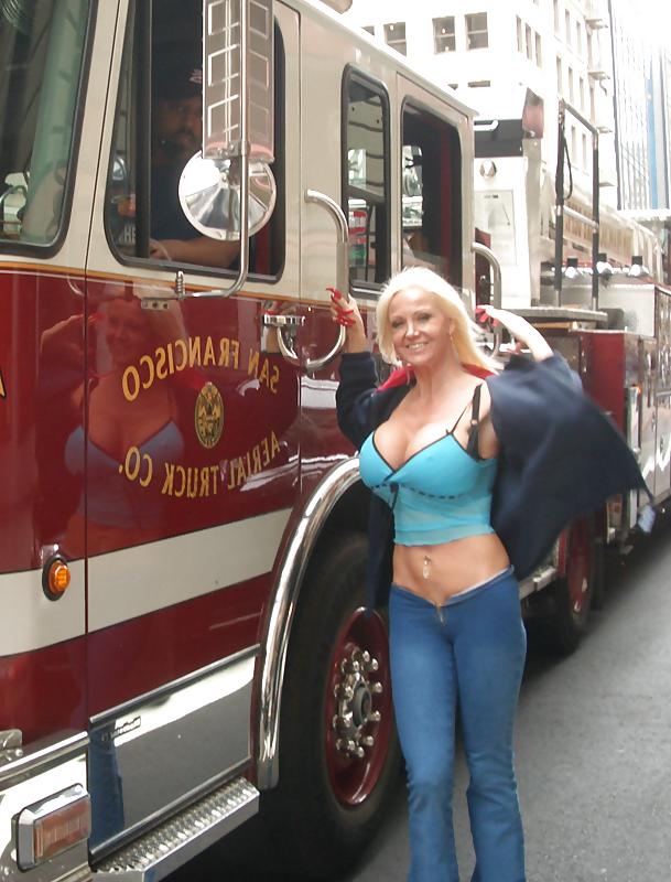 25P Big Fake Titted Milf: Lori Pleasure