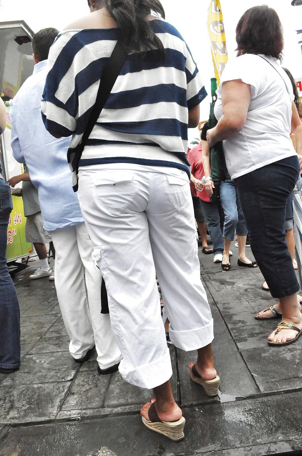 5P Latino MILF White Pants
