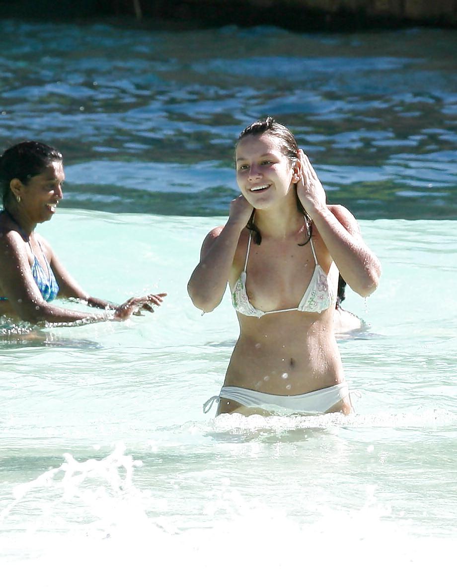 25P Beautiful Beach Nipslip by Voyeur TROC