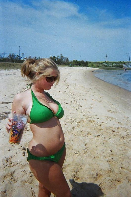 25P Curvy beauties in beach