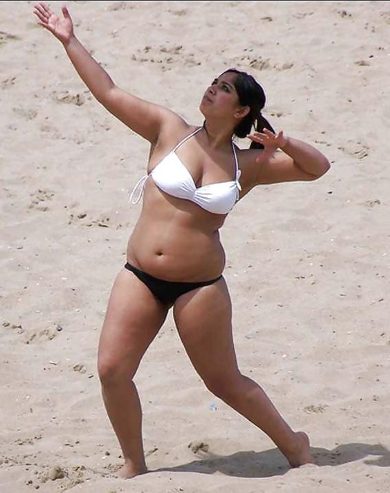 25P Curvy beauties in beach
