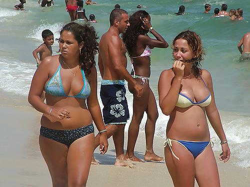 25P Curvy beauties in beach