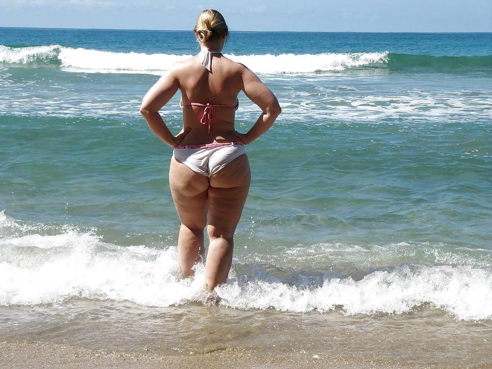 25P Curvy beauties in beach