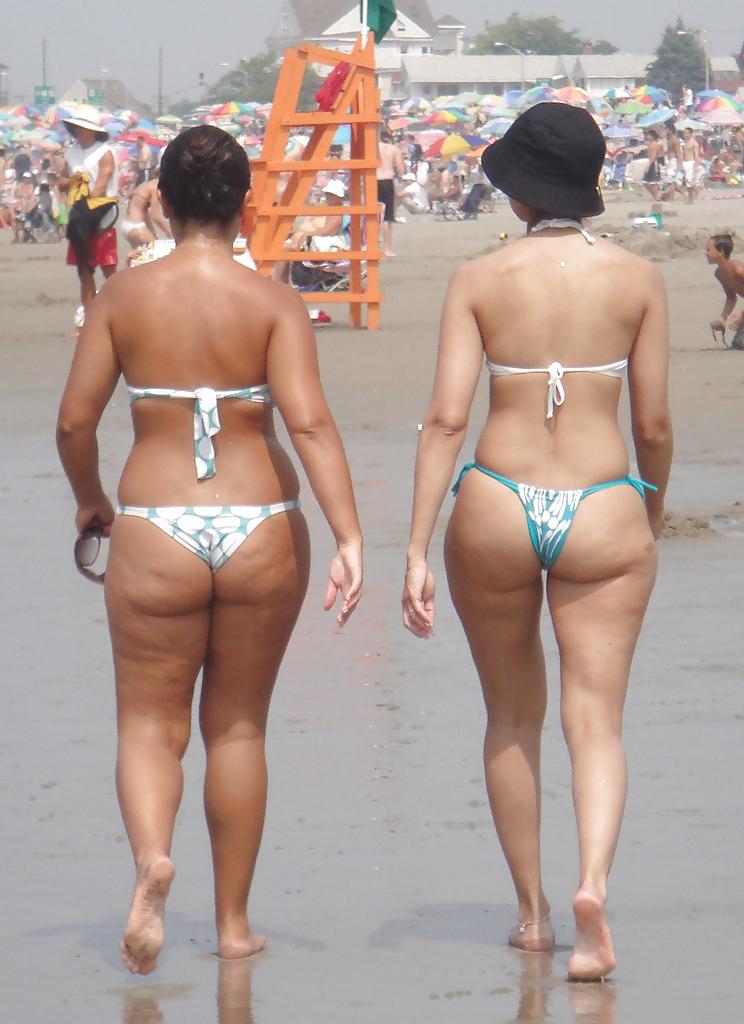 25P Curvy beauties in beach
