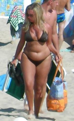 25P Curvy beauties in beach