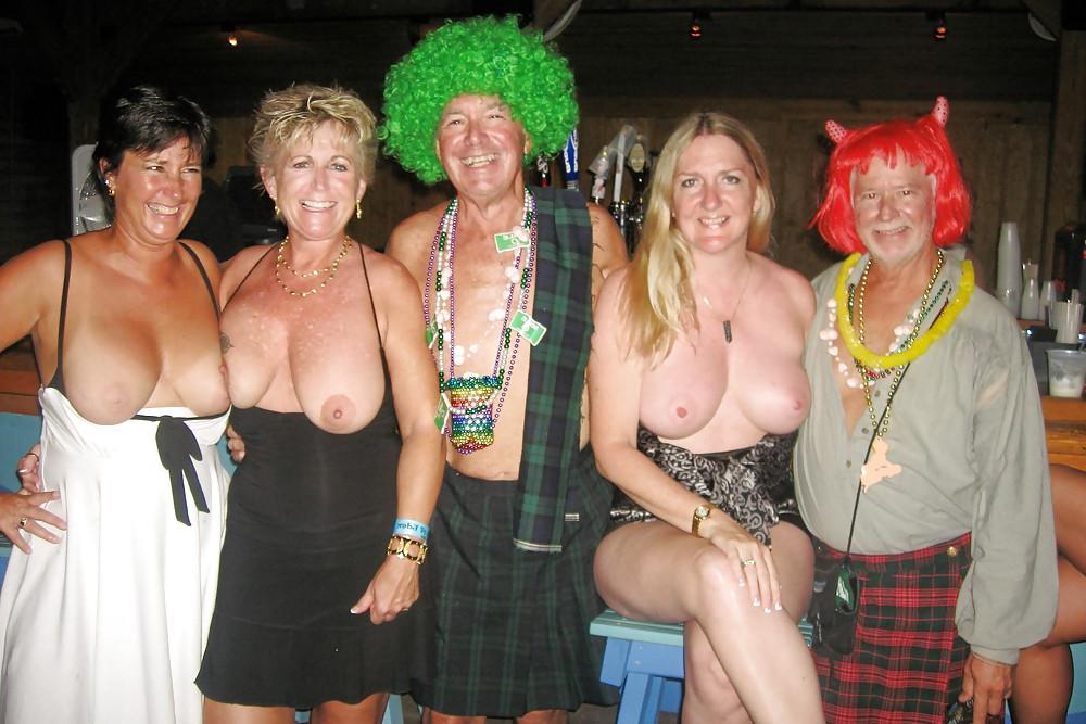 25P MILFS GET THEIR TITS OUT