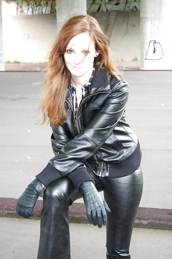 9P Mel in leather 