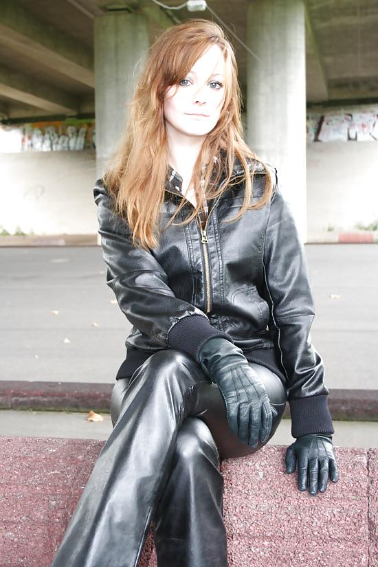 9P Mel in leather 