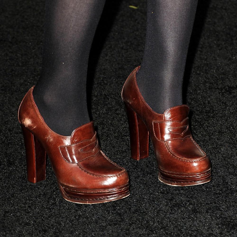 25P Celebs in nylons and heels