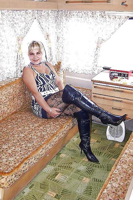 25P Big girls in pantyhose, nylons
