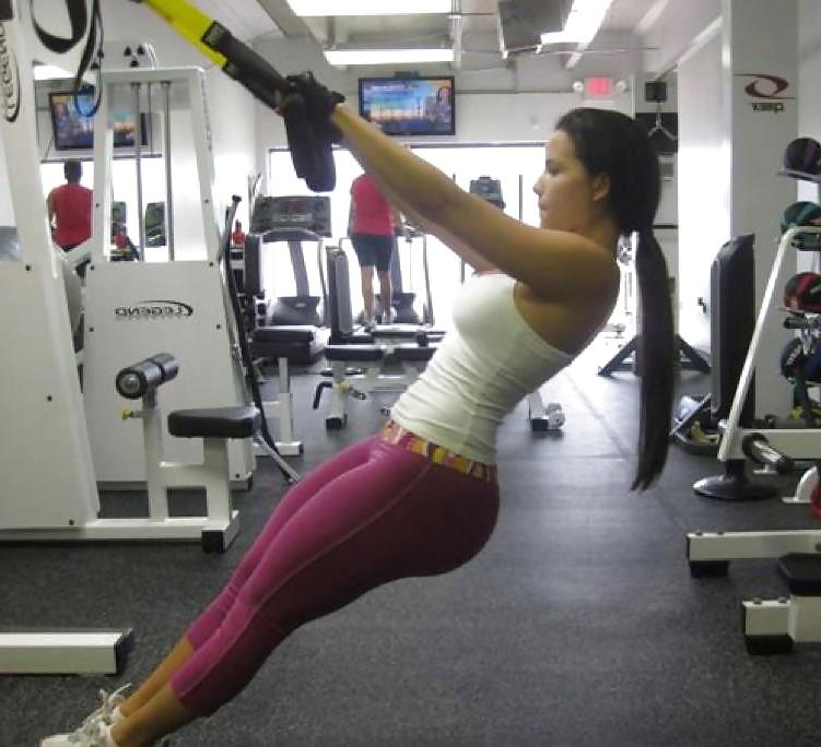 12P Chicks In Yoga Pants