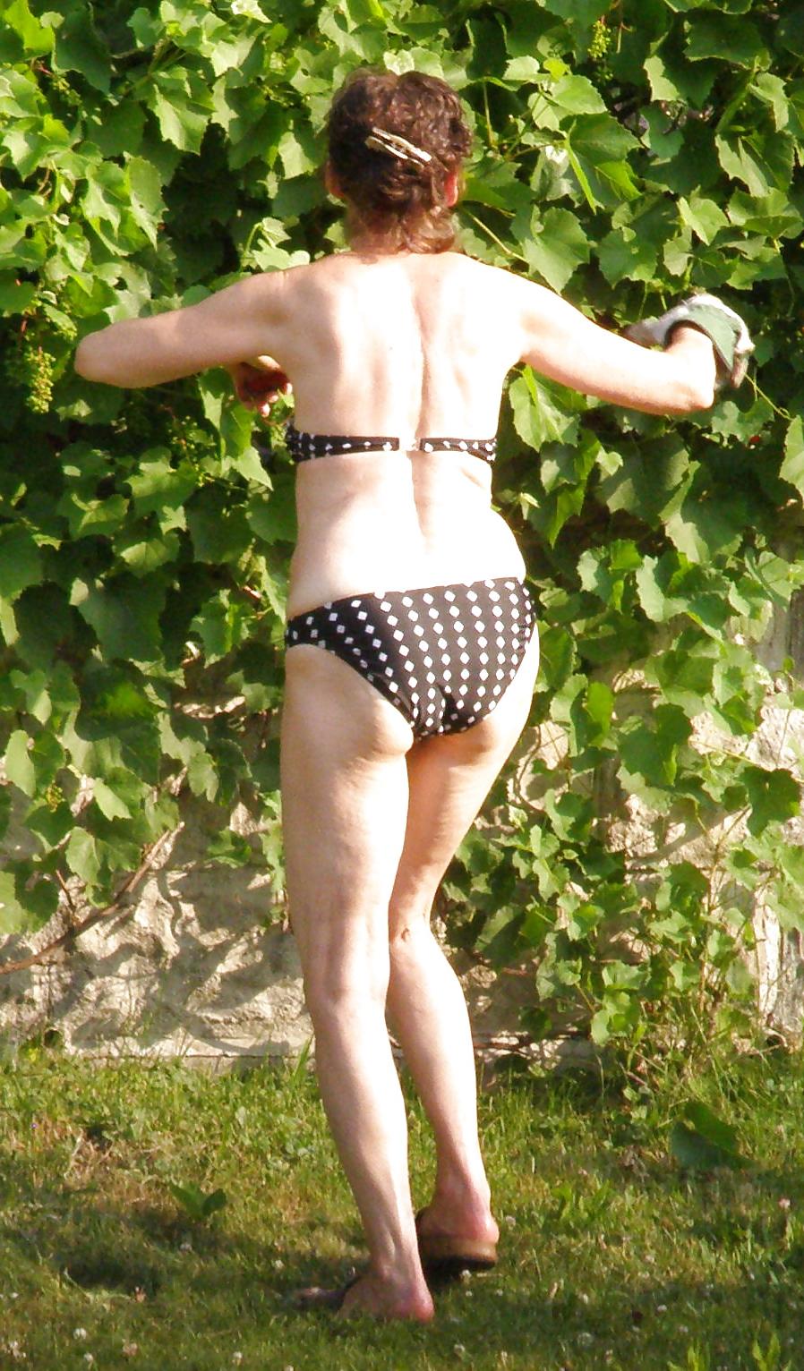 5P MILF neighbour, trimming her bush.