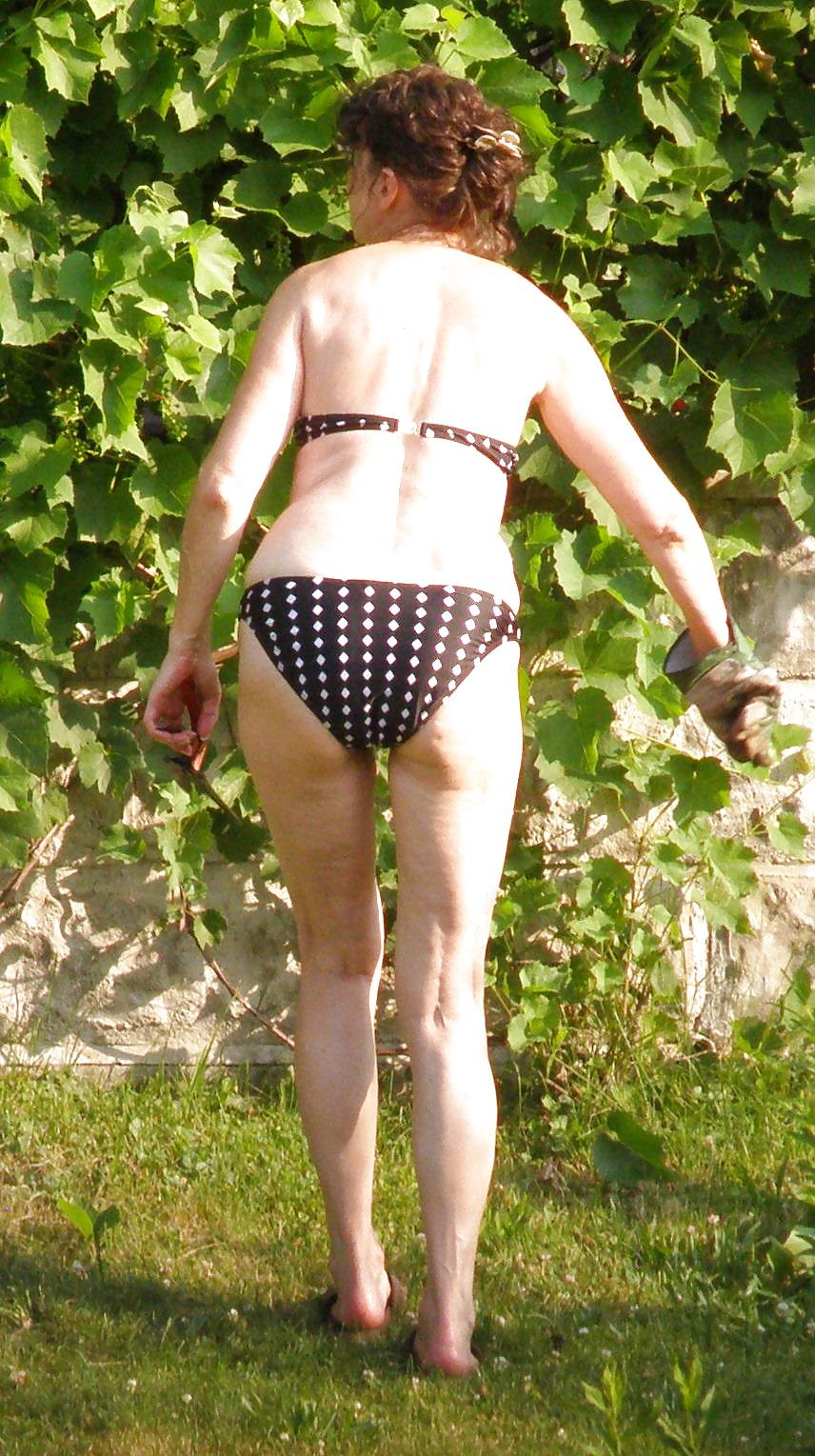 5P MILF neighbour, trimming her bush.