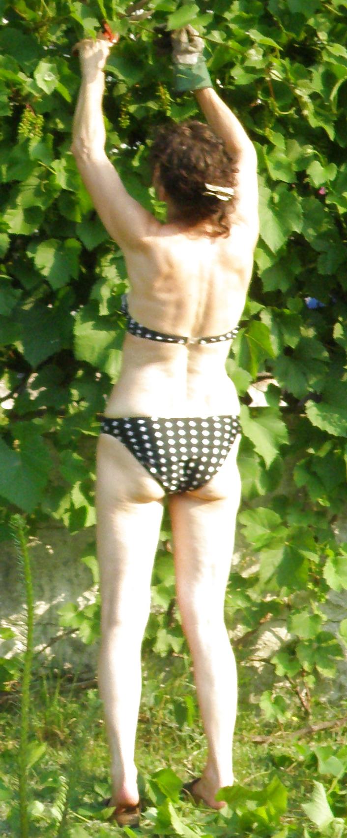 5P MILF neighbour, trimming her bush.