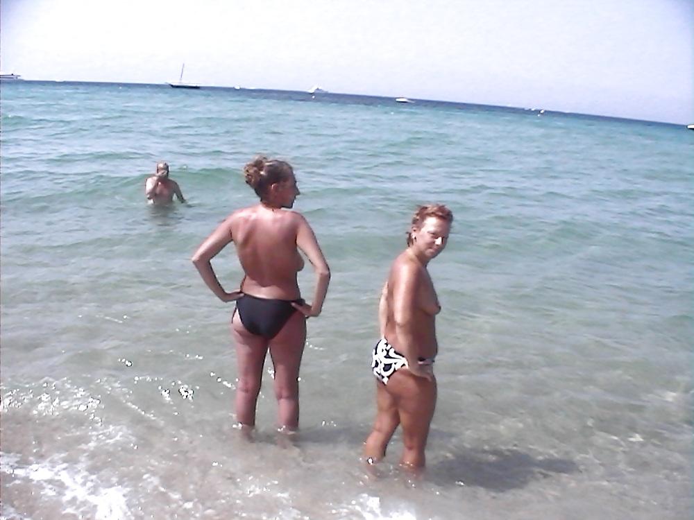 14P Saggy old whores topless beach