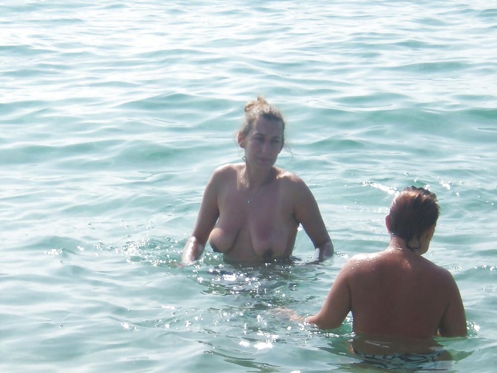 14P Saggy old whores topless beach