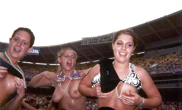 25P TEENS FLASHING THEIR TITS