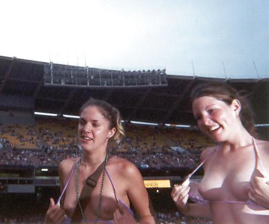 25P TEENS FLASHING THEIR TITS