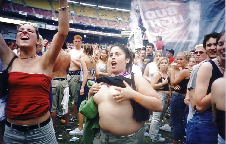 25P TEENS FLASHING THEIR TITS