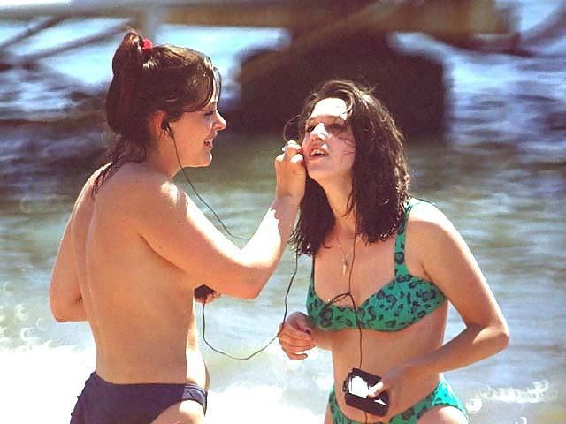 25P Sweet beach girls 2