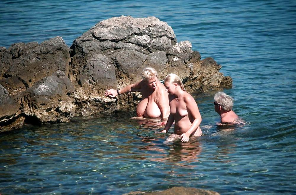25P Beach girls 15.