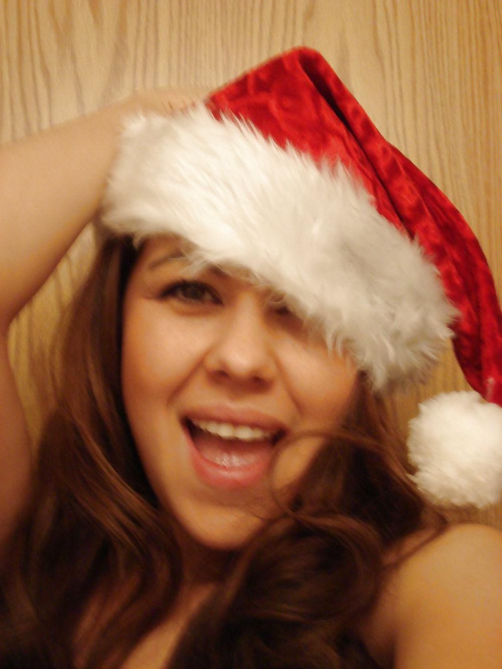25P Sexy amateur enjoying xmas  
